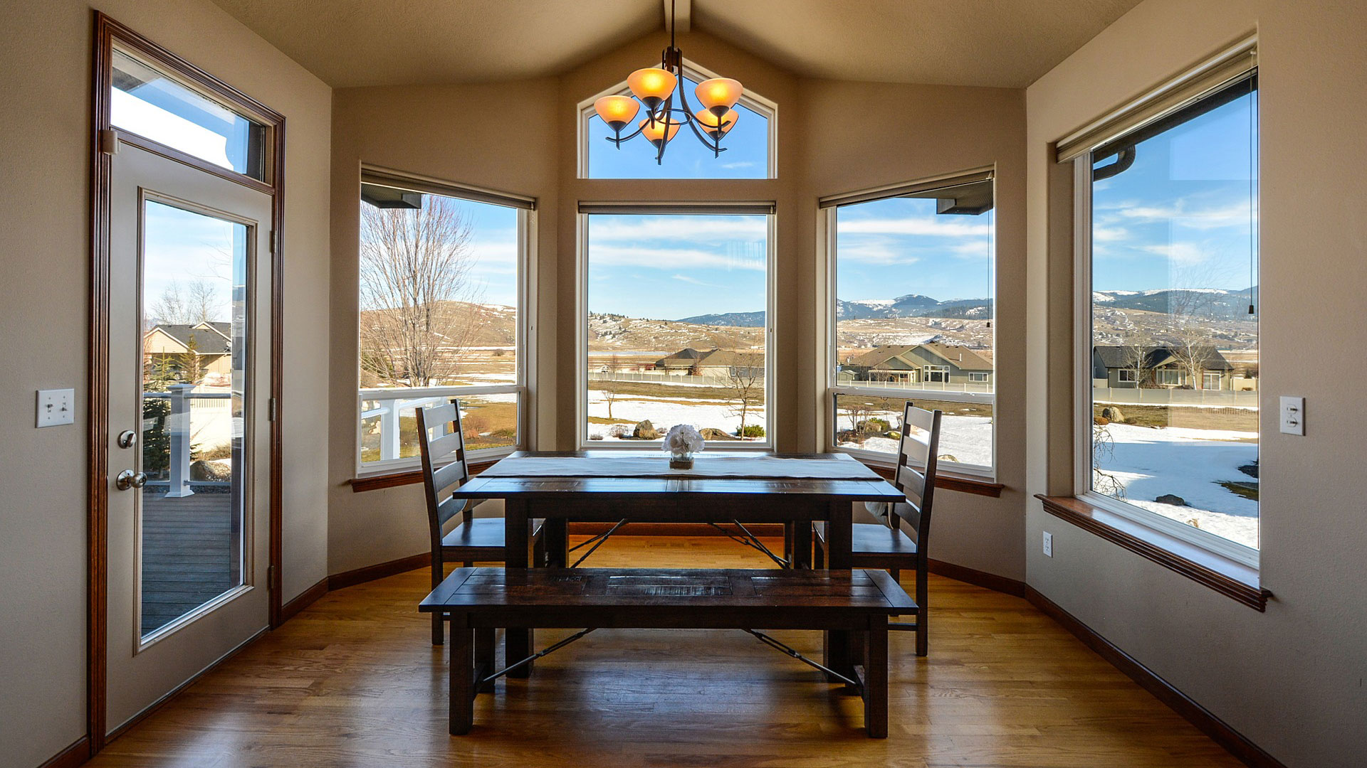 PVC STOLARIJA REHAU, 2 STAKLA, PVC prozori REHAU, model EKONOMIK 70mm, 5 komora, 2 diht gume, toplotna izolacija 1,3 W/m2K.