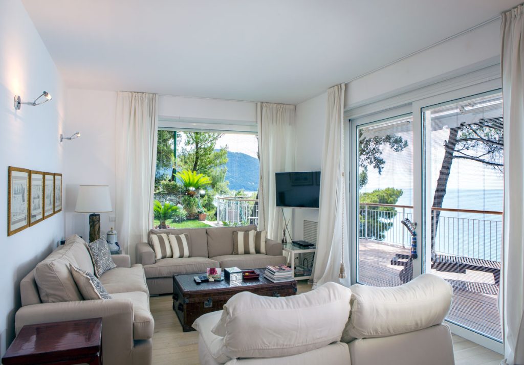 pvc-prozor-sa-roletnom-pvcstolarija-PVC-prozori-PVC-stolarija-prodaja-montaza-Beograd.-