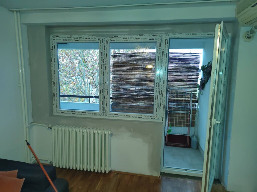 PVC stolarija cena po m2. PVC stolarija cenovnik, formira se na osnovu vise faktora. Samo za roletne i komarnike cena izrade je po m2. Za PVC stolariju (PVC prozori i PVC vrata), formiran je konkretan cenovnik. Trenutno su na akciji PVC prozori – REHAU EKONOMIK. Dole u prilogu mozete pogledati CENOVNIK PVC stolarije na akciji.