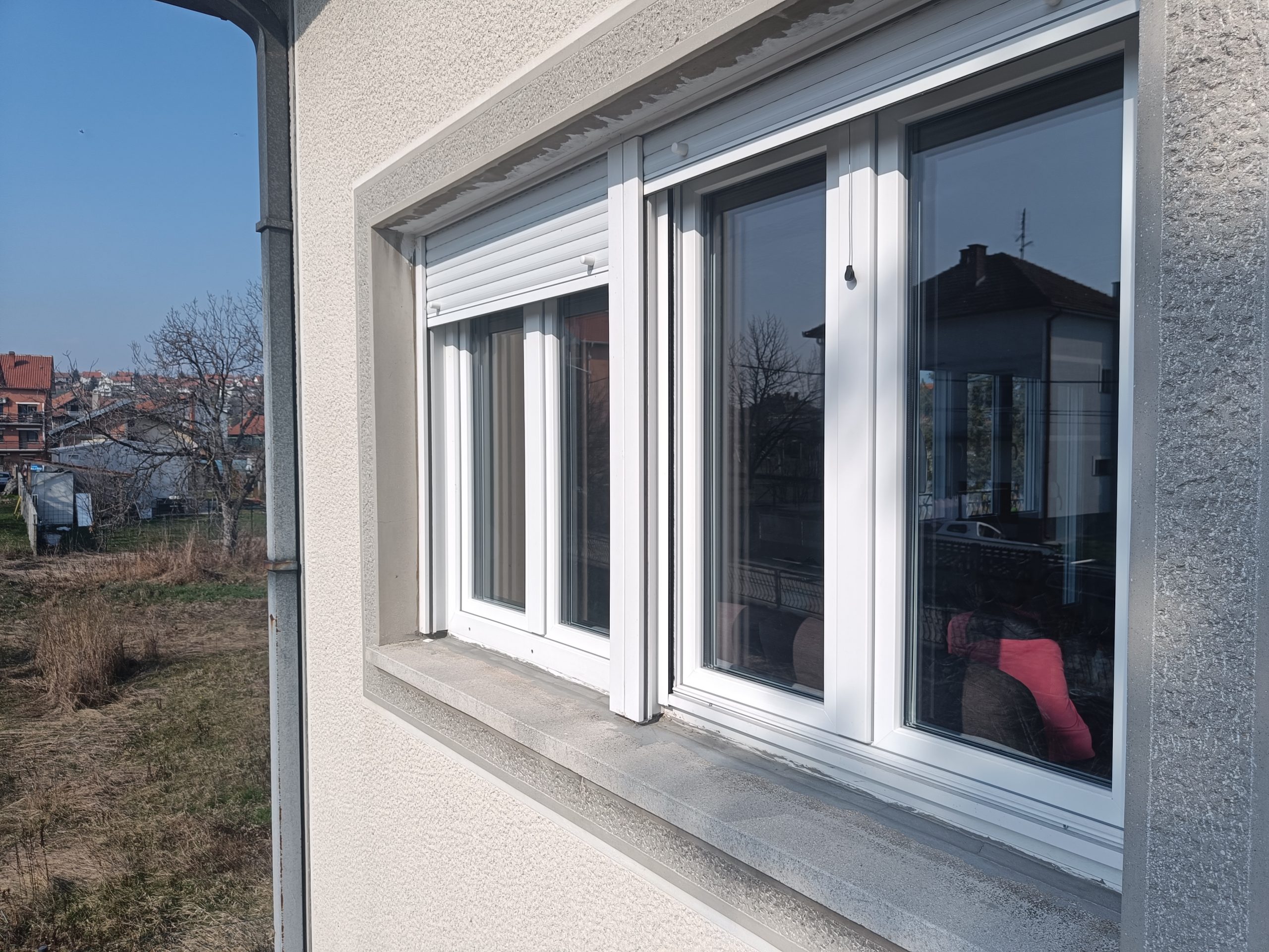 Pvc-stolarija-sa-Ugradnjom-postavljanje-okapnice-pvc-unutrasnja-daska-obrada-spaletne-oko-prozora.