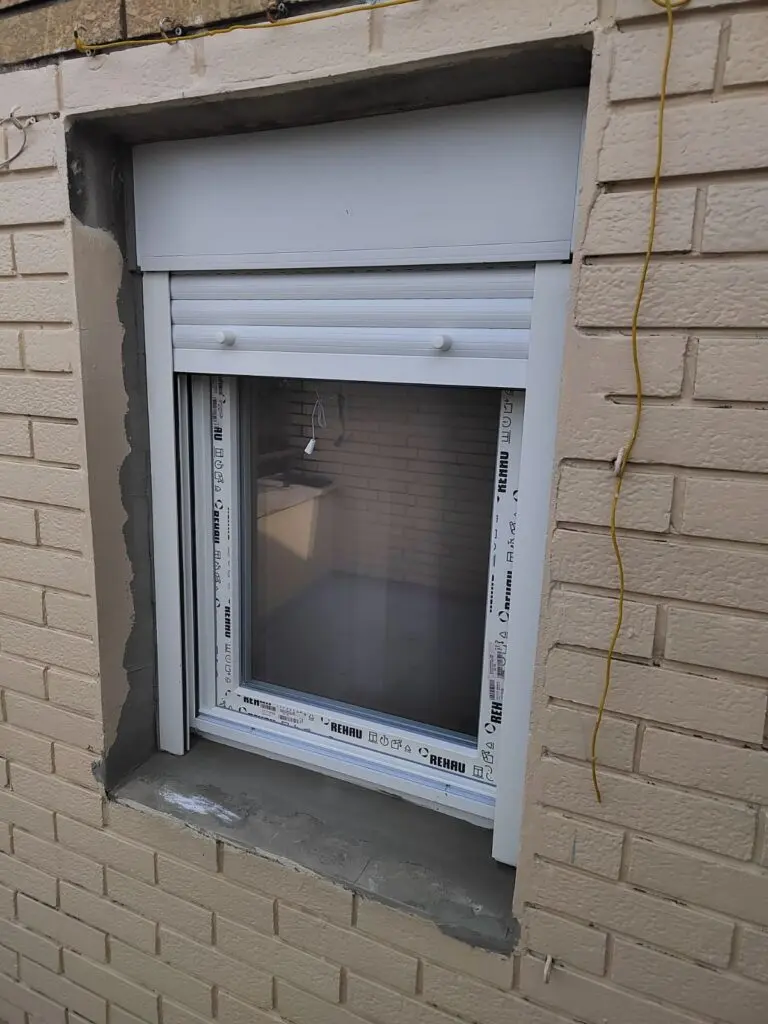pvc-prozori-rehau-sa-roletnom